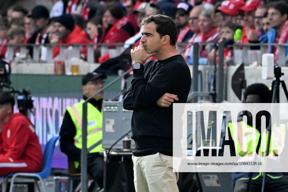 Fussball 1.Bundesliga, FSV Mainz 05 - Bayer 04 Leverkusen v.l. Trainer Coach Carles Martinez (Bayer 04 Leverkusen) Mainz
