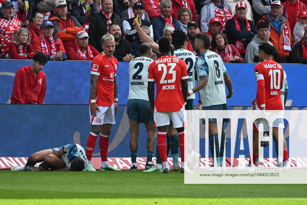 Fussball 1.Bundesliga, FSV Mainz 05 - Bayer 04 Leverkusen v.l. Schiedsrichter Referee Max Burda zeigt Philipp Tietz (FSV Mainz 05) nach dem Foul an Miguel Gutierrez (Bayer 04 Leverkusen) die gelbe Karte Mainz