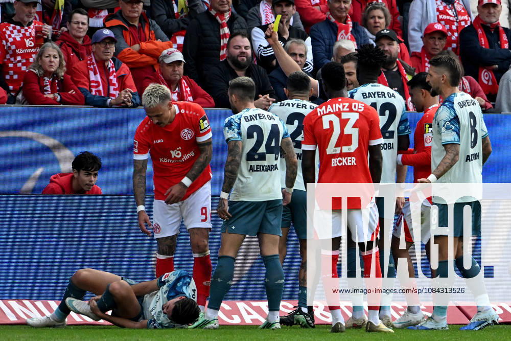 Fussball 1.Bundesliga, FSV Mainz 05 - Bayer 04 Leverkusen v.l. Schiedsrichter Referee Max Burda zeigt Philipp Tietz (FSV Mainz 05) nach dem Foul an Miguel Gutierrez (Bayer 04 Leverkusen) die gelbe Karte Mainz