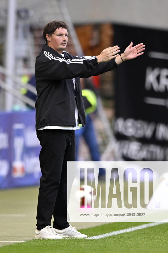Trainer Coach Merlin Polzin Hamburger SV HSV am Spielfeldrand Gestik Geste TSG 1899 Hoffenheim vs Hamburger SV HSV 10.10.2026 DFL REGULATIONS PROHIBIT ANY USE OF PHOTOGRAPHS AS IMAGE SEQUENCES AND OR QUASI-VIDEO TSG 1899 Hoffenheim vs Hamburger SV HSV