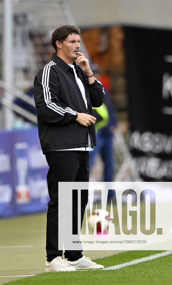 Trainer Coach Merlin Polzin Hamburger SV HSV am Spielfeldrand Gestik Geste nachdenklich TSG 1899 Hoffenheim vs Hamburger SV HSV 10.10.2026 DFL REGULATIONS PROHIBIT ANY USE OF PHOTOGRAPHS AS IMAGE SEQUENCES AND OR QUASI-VIDEO TSG 1899 Hoffenheim vs Hamburger SV HSV