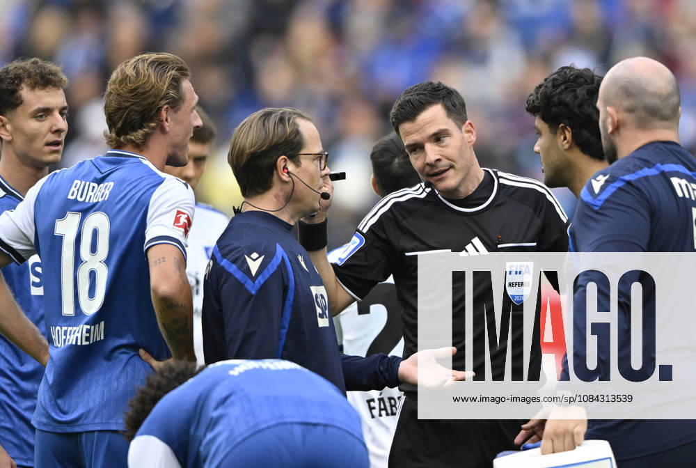 Verletzt Verletzung Ozan Kabak TSG 1899 Hoffenheim (05) Schiedsrichter Referee Harm Osmers schickt Betreuer wegen Kopfverletzung vom Fels TSG 1899 Hoffenheim vs Hamburger SV HSV 10.10.2026 DFL REGULATIONS PROHIBIT ANY USE OF PHOTOGRAPHS AS IMAGE SEQUENCES AND OR QUASI-VIDEO TSG 1899 Hoffenheim vs Hamburger SV HSV
