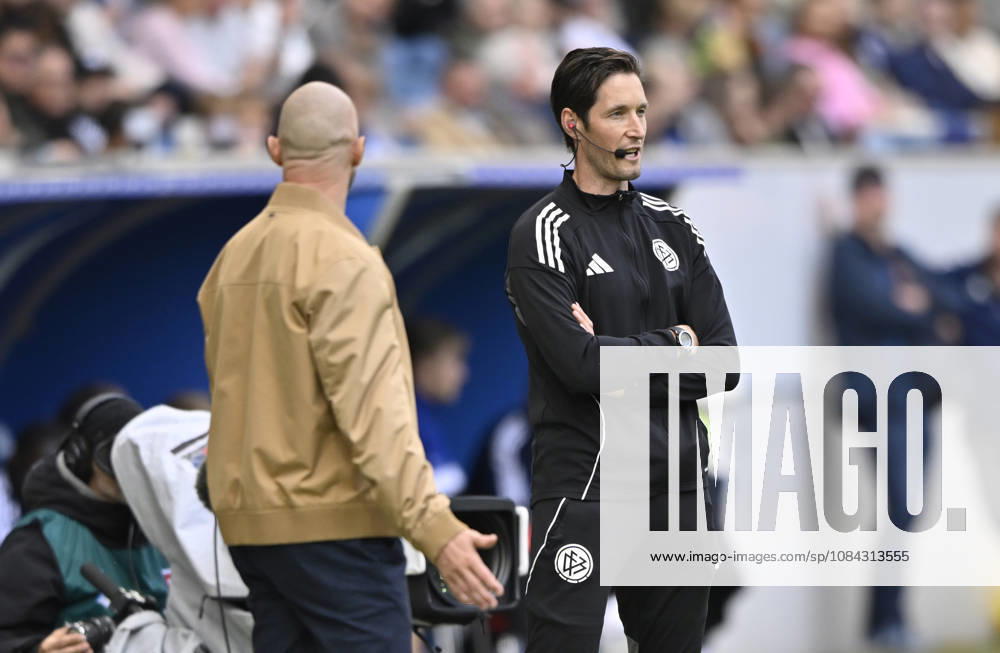 Trainer Coach Christian Ilzer TSG 1899 Hoffenheim sauer im Gespraech Diskussion mit Vierter Offizieller Schiedsrichter Referee Schiedsrichter Referee Dr. Matthias Joellenbeck nach Verletzung Ozan Kabak TSG 1899 Hoffenheim (05) Schiedsrichter Referee Harm Osmers schickt Betreuer wegen Kopfverletzung vom Fels TSG 1899 Hoffenheim vs Hamburger SV HSV 10.10.2026 DFL REGULATIONS PROHIBIT ANY USE OF PHOTOGRAPHS AS IMAGE SEQUENCES AND OR QUASI-VIDEO TSG 1899 Hoffenheim vs Hamburger SV HSV