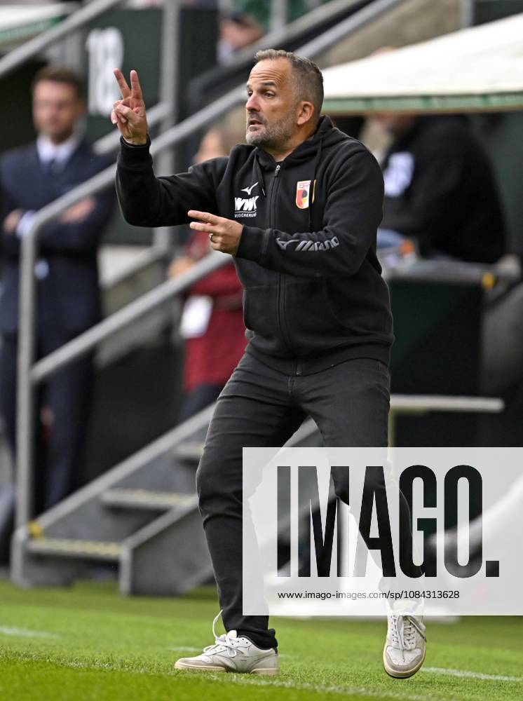 Fussball Bundesliga 2026 2027, 5.Spieltag, FC Augsburg - FC Bayern München, in der WWK-Arena Augsburg, Trainer Manuel Baum (FC Augsburg) gestikuliert.