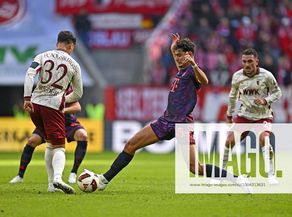Fussball Bundesliga 2026 2027, 5.Spieltag, FC Augsburg - FC Bayern München, in der WWK-Arena Augsburg, v.l. Fabian Rieder (FC Augsburg) gegen Aleksandar Pavlovic (Bayern München) . Arijon Ibrahimovic (FC Augsburg)
