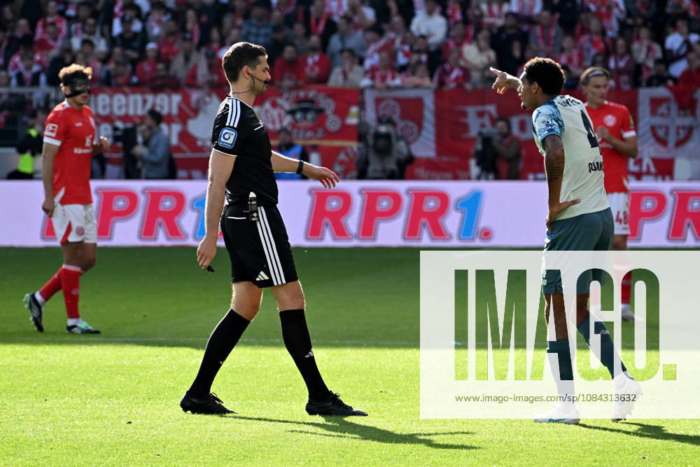 Fussball 1.Bundesliga, FSV Mainz 05 - Bayer 04 Leverkusen v.l. Schiedsrichter Referee Max Burda Jarell Quansah (Bayer 04 Leverkusen) Mainz