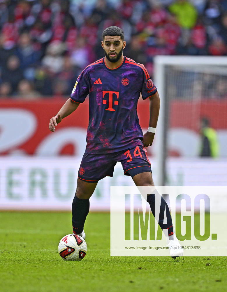 Fussball Bundesliga 2026 2027, 5.Spieltag, FC Augsburg - FC Bayern München, in der WWK-Arena Augsburg, Ismael Saibari (FC Bayern München) am Ball.