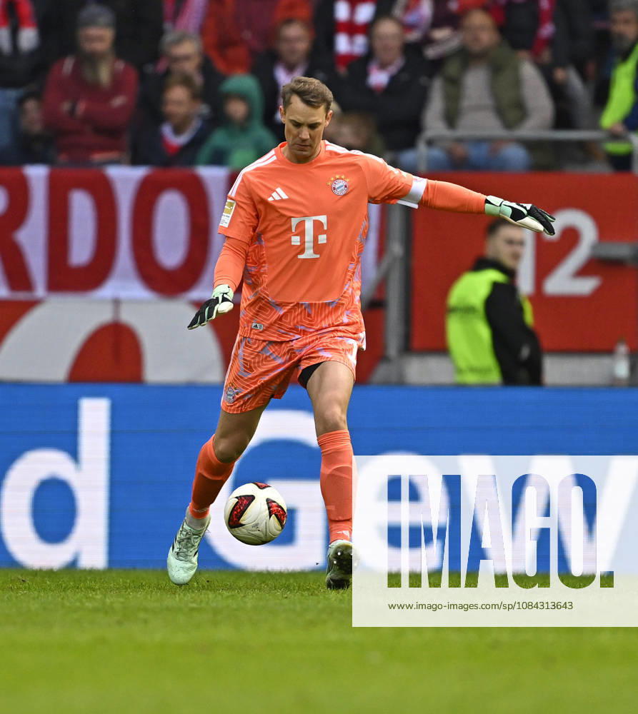 Fussball Bundesliga 2026 2027, 5.Spieltag, FC Augsburg - FC Bayern München, in der WWK-Arena Augsburg, Torwart Manuel Neuer (FC Bayern München) Schusshaltung