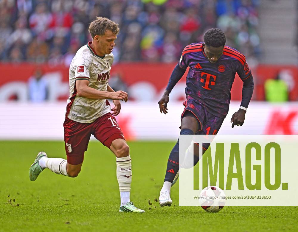 Fussball Bundesliga 2026 2027, 5.Spieltag, FC Augsburg - FC Bayern München, in der WWK-Arena Augsburg, v.l. Robin Fellhauer (Augsburg) gegen Alphonso Davies (FC Bayern München)