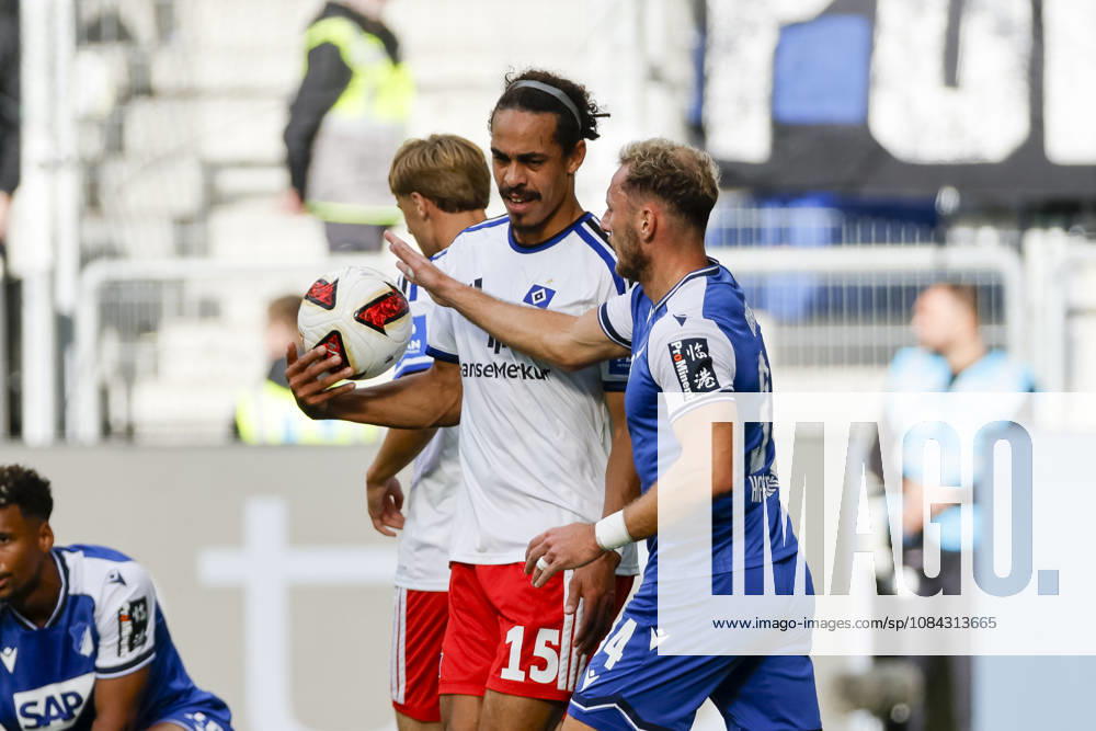 Yussuf Poulsen (Hamburger SV, 15) und Vladimir Coufal (TSG Hoffenheim, 34) , Deutschland, Fussball, 1. Bundesliga, 5.Spieltag, 2026 2027, TSG Hoffenheim vs. Hamburger SV, 10.10.2026, Sinsheim SNP Arena Deutschland