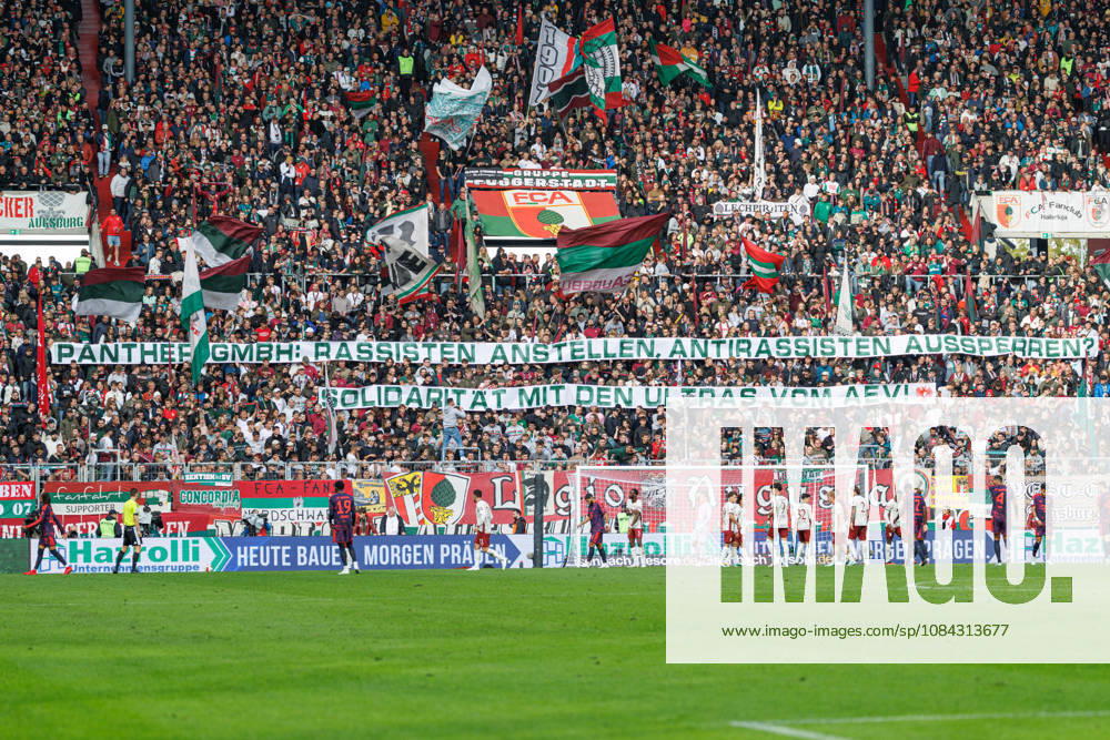 Fans von Team (FC Augsburg) Banner Solarität mit den Ultras vom AEV beim Spiel zwischen FC Augsburg v FC Bayern München, Fussball, Herren, Bundesliga, 2026 2027, 5.Spieltag am 10.10.2026 in Augsburg, WWK ARENA. DFL and DFB regulations prohibit any use of photographs as image sequences and or quasi-video. Bayern Deutschland