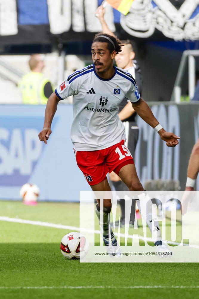 Yussuf Poulsen (Hamburger SV, 15) am Ball , Deutschland, Fussball, 1. Bundesliga, 5.Spieltag, 2026 2027, TSG Hoffenheim vs. Hamburger SV, 10.10.2026, Sinsheim SNP Arena Deutschland