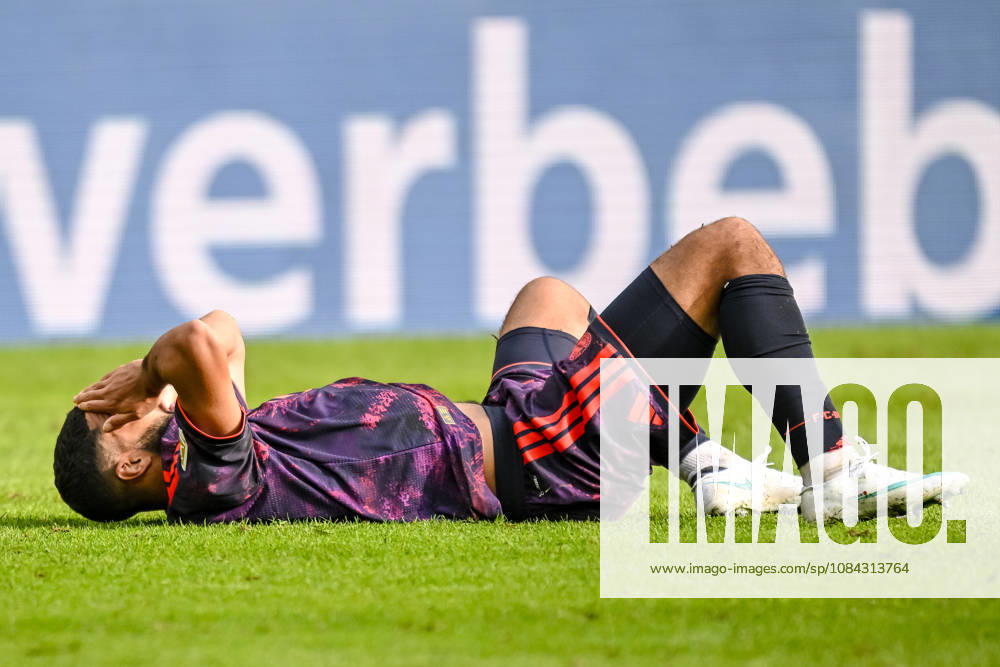 Ismael Saibari (FC Bayern Muenchen) verletzt am Boden waehrend des spiels der 1. Bundesliga zwischen FC Augsburg und FC Bayern Muenchen, WWK Arena am 10. October 2026 in Augsburg, Deutschland. (Foto von Harry Langer DeFodi Images) +++ Ismael Saibari (FC Bayern Muenchen) injured on the ground during the Bundesliga match between FC Augsburg and FC Bayern Muenchen at WWK Arena on October 10, 2026 in Augsburg, Germany. (Photo by Harry Langer DeFodi Images) DFB DFL REGULATIONS PROHIBIT ANY USE OF PHOTOGRAPHS AS IMAGE SEQUENCES AND OR QUASI-VIDEO. (Photo by Harry Langer DeFodi Images) DFB DFL REGULATIONS PROHIBIT ANY USE OF PHOTOGRAPHS AS IMAGE SEQUENCES AND OR QUASI-VIDEO. -