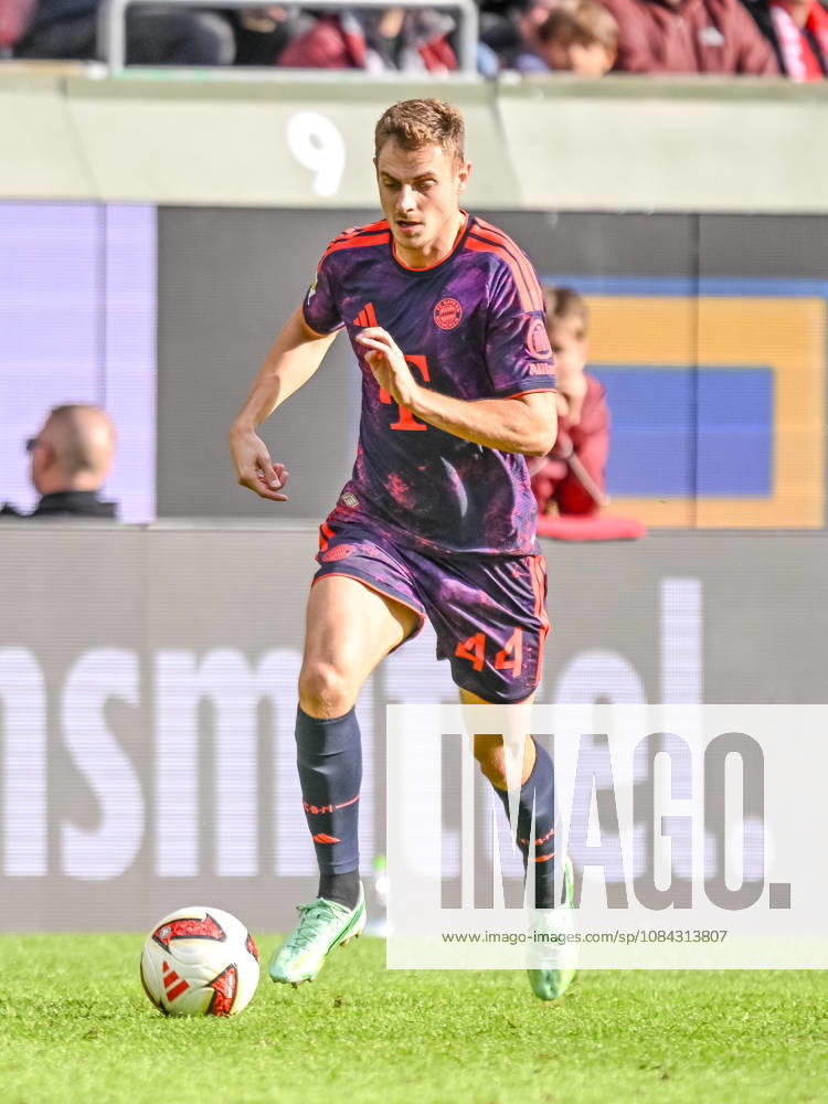 Josip Stanisic (FC Bayern Muenchen) in Aktion, am Ball, Einzelaktion waehrend des spiels der 1. Bundesliga zwischen FC Augsburg und FC Bayern Muenchen, WWK Arena am 10. October 2026 in Augsburg, Deutschland. (Foto von Harry Langer DeFodi Images) +++ Josip Stanisic (FC Bayern Muenchen) controls the Ball during the Bundesliga match between FC Augsburg and FC Bayern Muenchen at WWK Arena on October 10, 2026 in Augsburg, Germany. (Photo by Harry Langer DeFodi Images) DFB DFL REGULATIONS PROHIBIT ANY USE OF PHOTOGRAPHS AS IMAGE SEQUENCES AND OR QUASI-VIDEO. (Photo by Harry Langer DeFodi Images) DFB DFL REGULATIONS PROHIBIT ANY USE OF PHOTOGRAPHS AS IMAGE SEQUENCES AND OR QUASI-VIDEO. -