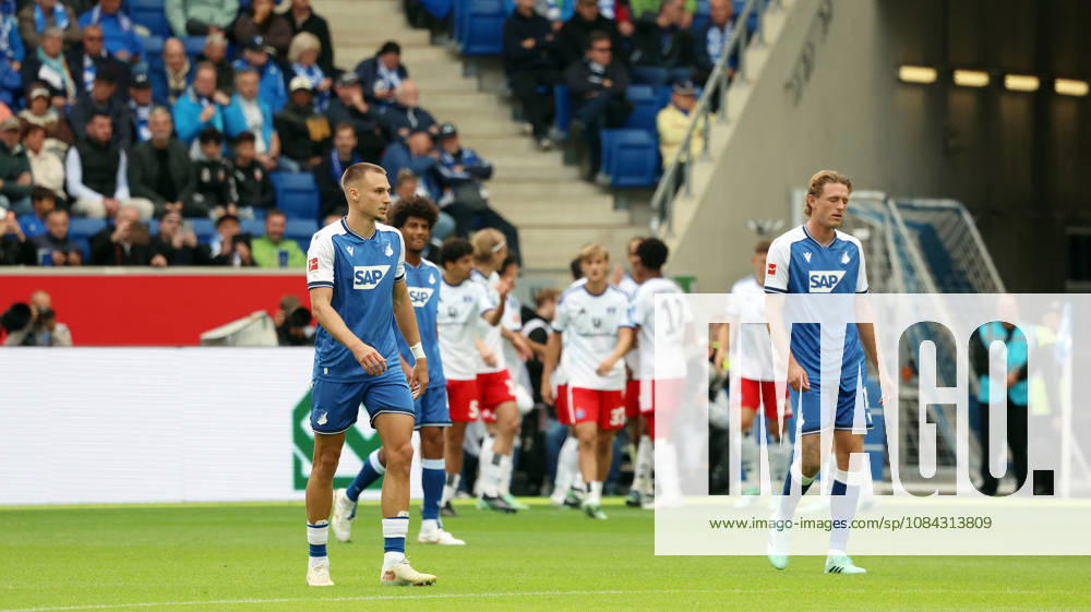 Fussball 1.Bundesliga, TSG 1899 Hoffenheim - Hamburger SV v.l. Torjubel nach dem Tor zum celebrating the goal celebrate 0:1 durch Yussuf Poulsen (Hamburger SV) Tim Lemperle (TSG 1899 Hoffenheim) enttaeuscht, enttäuscht, schaut enttaeuscht, niedergeschlagen, disappointed Sinsheim