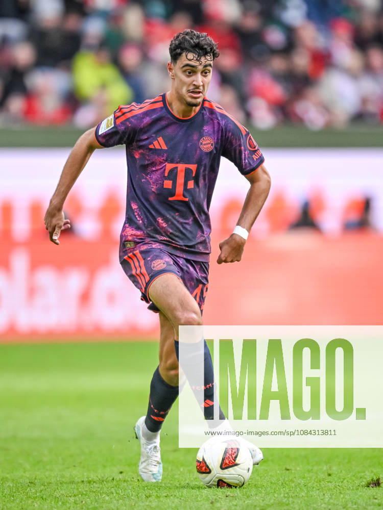 Aleksandar Pavlovic (FC Bayern Muenchen) in Aktion, am Ball, Einzelaktion waehrend des spiels der 1. Bundesliga zwischen FC Augsburg und FC Bayern Muenchen, WWK Arena am 10. October 2026 in Augsburg, Deutschland. (Foto von Harry Langer DeFodi Images) +++ Aleksandar Pavlovic (FC Bayern Muenchen) controls the Ball during the Bundesliga match between FC Augsburg and FC Bayern Muenchen at WWK Arena on October 10, 2026 in Augsburg, Germany. (Photo by Harry Langer DeFodi Images) DFB DFL REGULATIONS PROHIBIT ANY USE OF PHOTOGRAPHS AS IMAGE SEQUENCES AND OR QUASI-VIDEO. (Photo by Harry Langer DeFodi Images) DFB DFL REGULATIONS PROHIBIT ANY USE OF PHOTOGRAPHS AS IMAGE SEQUENCES AND OR QUASI-VIDEO. -