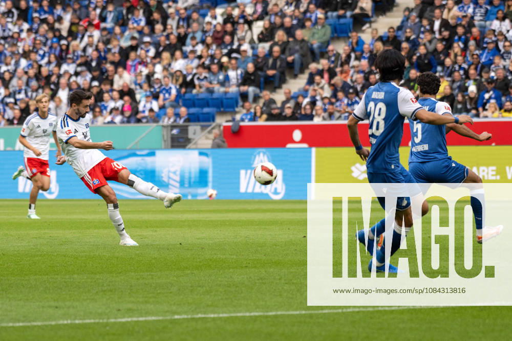 Fabio Vieira (Hamburger SV), Koki Machida (TSG 1899 Hoffenheim). Deutschland, Sinsheim, 10.10.2026, Fussball, Bundesliga: TSG 1899 Hoffenheim vs Hamburger SV, Saison 2026 2027, 5. Spieltag, SNP Arena DFL DFB REGULATIONS PROHIBIT ANY USE OF PHOTOGRAPHS AS IMAGE SEQUENCES AND OR QUASI-VIDEO.