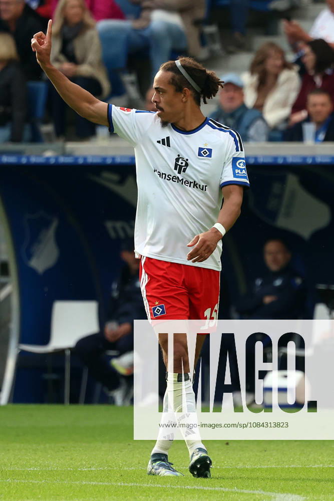 Fussball 1.Bundesliga, TSG 1899 Hoffenheim - Hamburger SV v.l. Torjubel nach dem Tor zum celebrating the goal celebrate 0:1 durch Yussuf Poulsen (Hamburger SV) Sinsheim