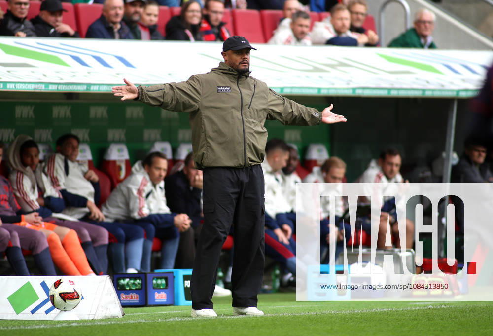 Fussball, Herren, Saison 2026 2027, FC Augsburg - FC Bayern München, Bundesliga, WWK Arena Vincent Kompany, Trainer (FC Bayern München) streckt beide Arme von sich DFL DFB regulations prohibit any use of photographs as image sequences and or quasi-video