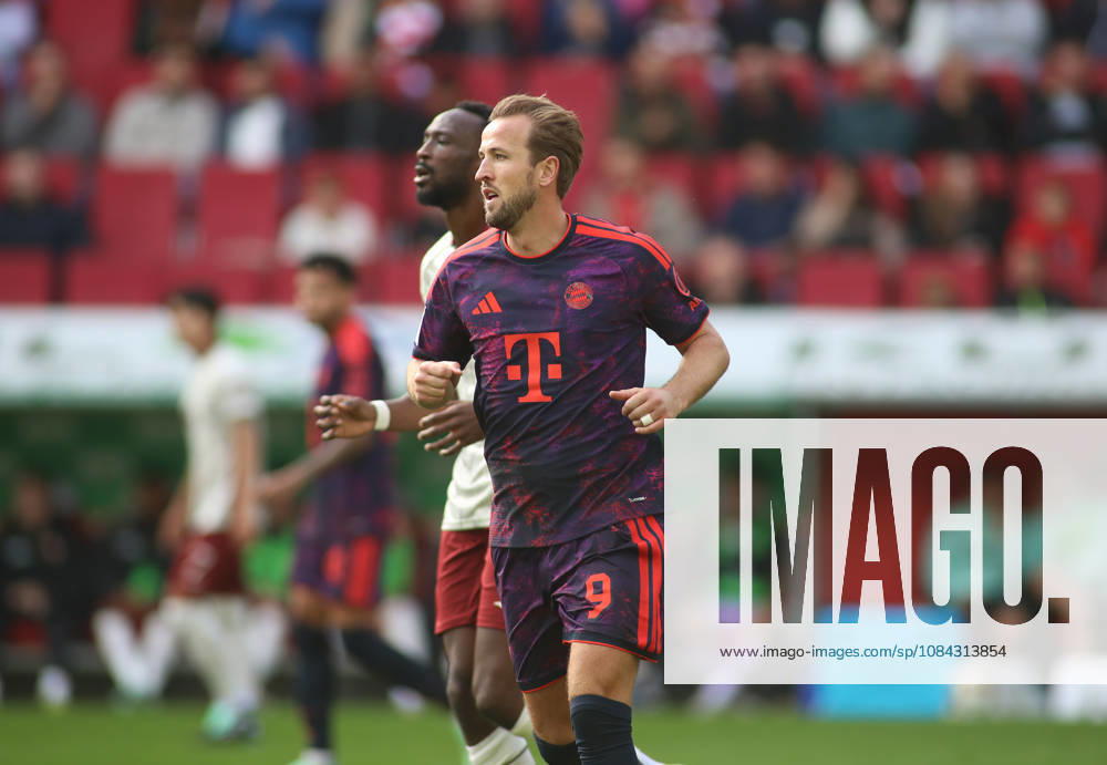 Fussball, Herren, Saison 2026 2027, FC Augsburg - FC Bayern München, Bundesliga, WWK Arena Harry Kane (FC Bayern München) im Laufen, Kopf, Oberkörper DFL DFB regulations prohibit any use of photographs as image sequences and or quasi-video