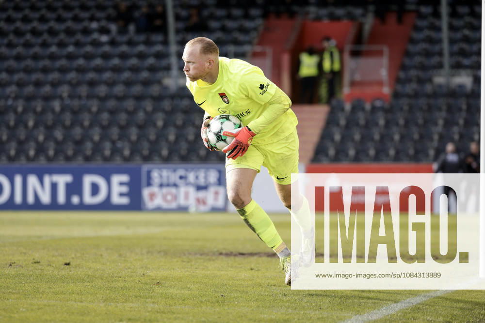 Fussball 3.Liga, SG Sonnenhof Grossaspach - SV Waldhof Mannheim v.l. Maximilian Reule (SG Sonnenhof Großaspach, 1) am Ball