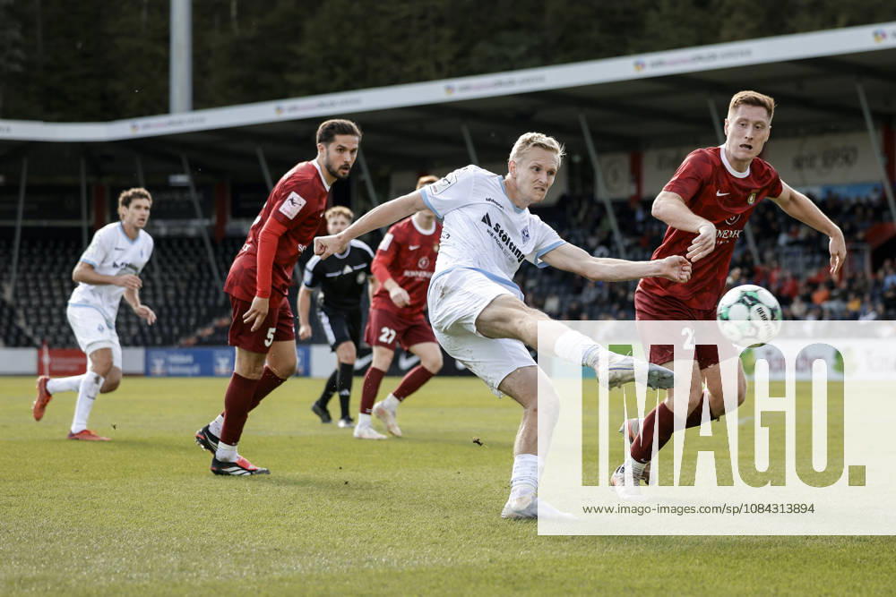 Fussball 3.Liga, SG Sonnenhof Grossaspach - SV Waldhof Mannheim v.l. Julian Rieckmann (SV Waldhof Mannheim, 21) mit einem schönen Schuss