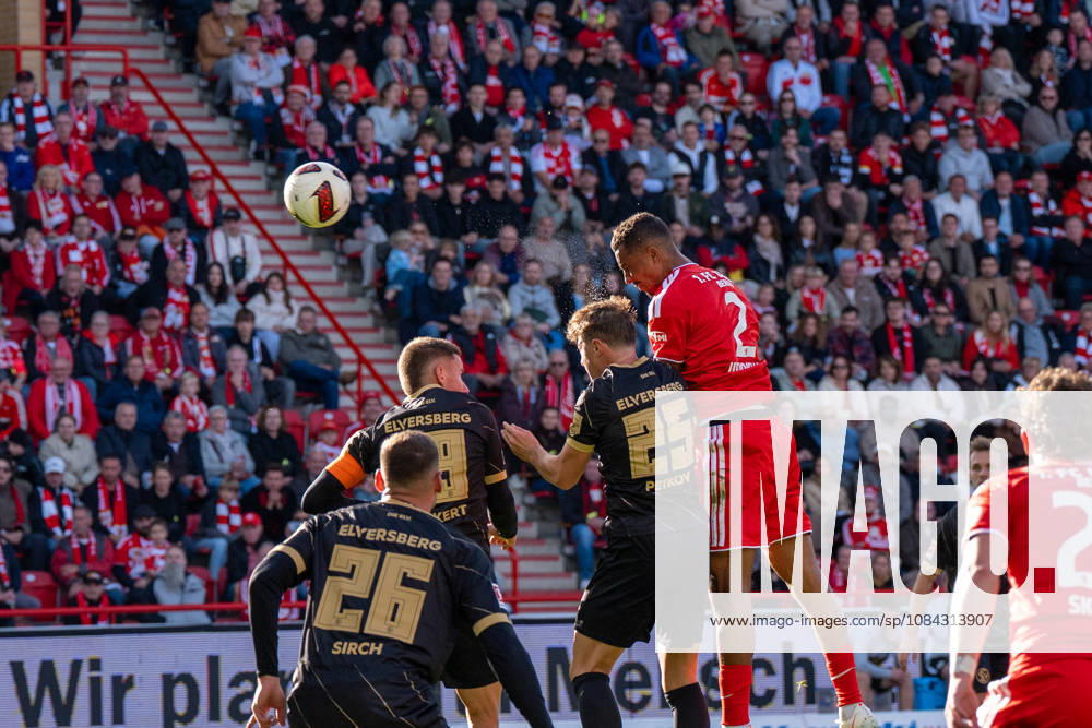 Deutschland: Fussball 1. Bundesliga, 5. Spieltag 2026 2027, 1.FC Union Berlin - SV Elversberg am 10.10.2026 in Berlin (Stadion An der Alten Försterei): Kopfball Chance Felix Uduokhai (1. FC Union Berlin, 2)