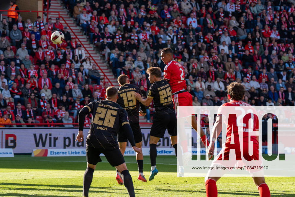 Deutschland: Fussball 1. Bundesliga, 5. Spieltag 2026 2027, 1.FC Union Berlin - SV Elversberg am 10.10.2026 in Berlin (Stadion An der Alten Försterei): Kopfball Chance Felix Uduokhai (1. FC Union Berlin, 2)
