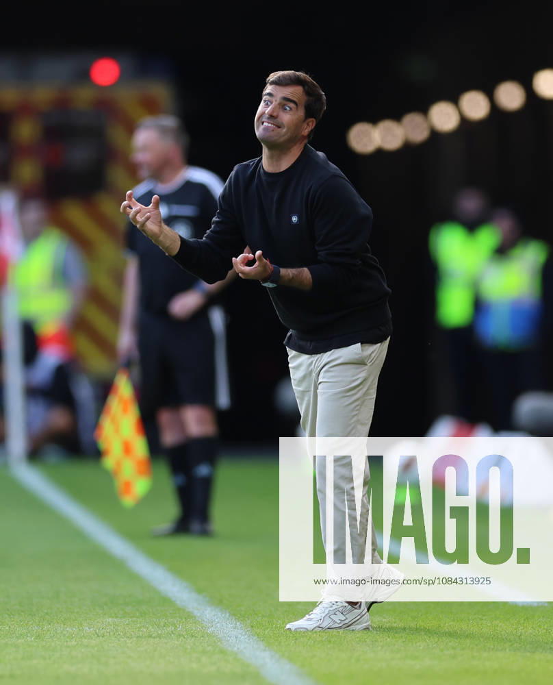 Fussball Bundesliga, 1. FSV Mainz 05 - Bayer 04 Leverkusen, v.l., Trainer Carles Martinez (Bayer 04 Leverkusen) gibt Anweisungen, gestikuliert, mit den Armen gestikulieren, gives instructions, gesticulate DFL DFB REGULATIONS PROHIBIT ANY USE OF PHOTOGRAPHS AS IMAGE SEQUENCES AND OR QUASI-VIDEO.