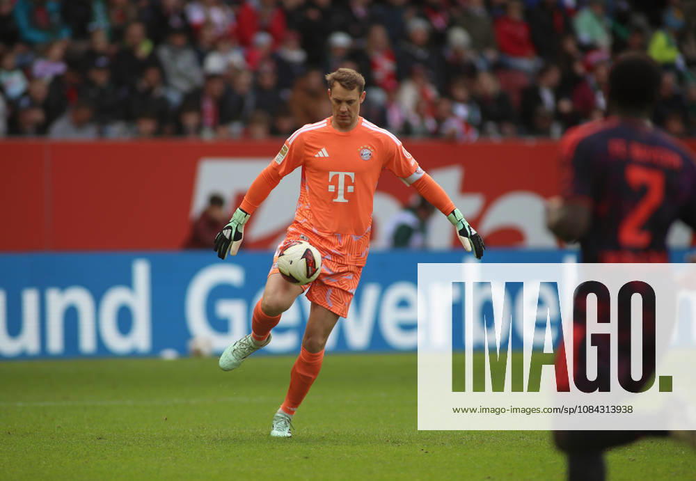 Fussball, Herren, Saison 2026 2027, FC Augsburg - FC Bayern München, Bundesliga, WWK Arena Manuel Neuer (FC Bayern München) nimmt einen Ball mit dem Oberschenkel an DFL DFB regulations prohibit any use of photographs as image sequences and or quasi-video