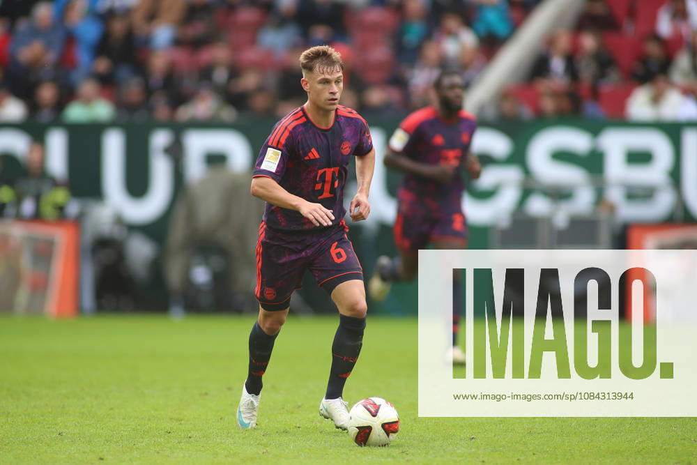 Fussball, Herren, Saison 2026 2027, FC Augsburg - FC Bayern München, Bundesliga, WWK Arena Joshua Kimmich (FC Bayern München) mit Ball im Laufen DFL DFB regulations prohibit any use of photographs as image sequences and or quasi-video