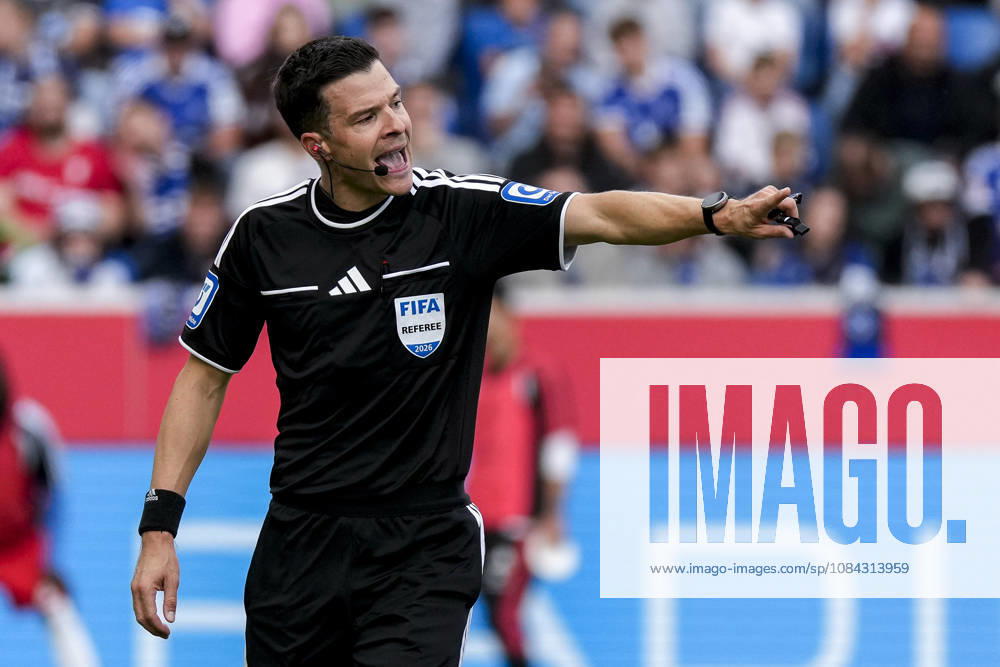 Harm Osmers (Schiedsrichter), gibt Anweisungen, gestikuliert, mit den Armen gestikulieren, Einzelbild, Einzelfoto, Aktion, Action, 10.10.2026, Sinsheim (Deutschland), Fussball, Bundesliga, TSG 1899 Hoffenheim - Hamburger SV, DFB DFL REGULATIONS PROHIBIT ANY USE OF PHOTOGRAPHS AS IMAGE SEQUENCES AND OR QUASI-VIDEO.