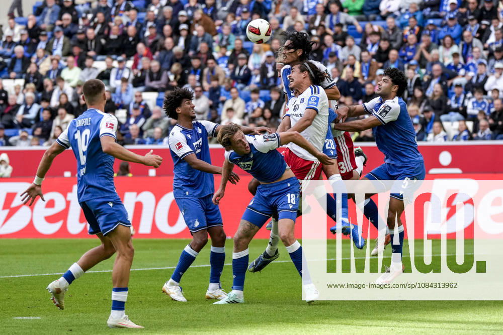 V.li.: Koki Machida (Hoffenheim, 28) kommt vor Yussuf Poulsen (HSV, 15) an den Ball, beim Kopfball, header, Aktion, Action, im Strafraum, Strafraumszene, 10.10.2026, Sinsheim (Deutschland), Fussball, Bundesliga, TSG 1899 Hoffenheim - Hamburger SV, DFB DFL REGULATIONS PROHIBIT ANY USE OF PHOTOGRAPHS AS IMAGE SEQUENCES AND OR QUASI-VIDEO.