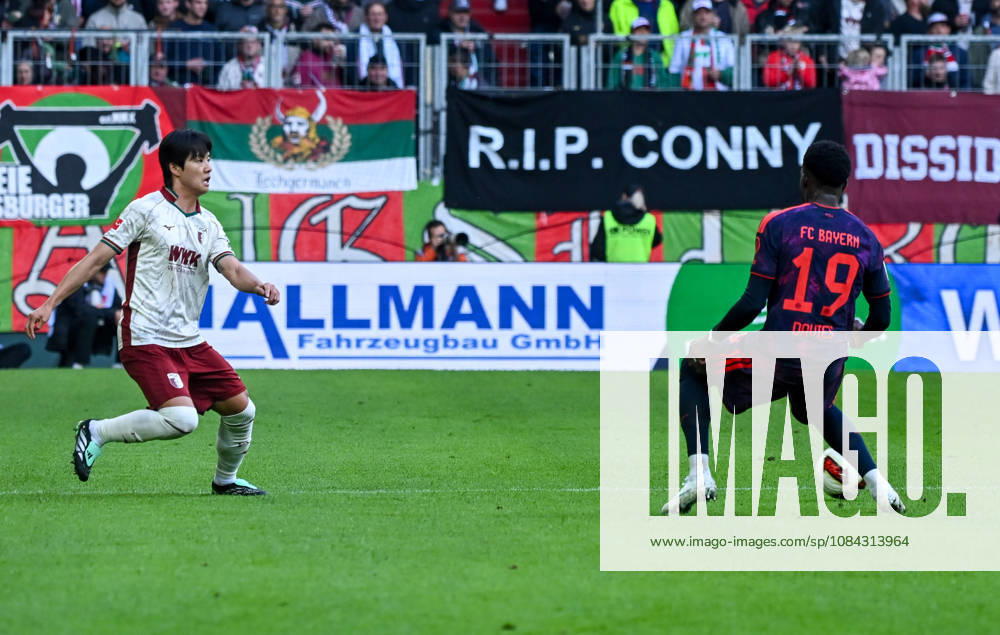 Fussball 1.Bundesliga, FC Augsburg - Bayern München v.l. Youngwoo Seol (FC Augsburg), Alphonso Davies (FC Bayern Muenchen) Zweikampf, Aktion, action, battle for the ball Augsburg