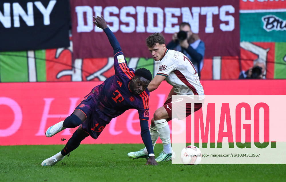 Fussball 1.Bundesliga, FC Augsburg - Bayern München v.l. Alphonso Davies (FC Bayern Muenchen), Robin Fellhauer (FC Augsburg) Zweikampf, Aktion, action, battle for the ball Augsburg