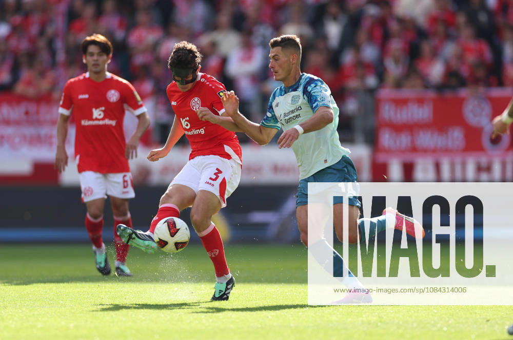 Fussball Bundesliga, 1. FSV Mainz 05 - Bayer 04 Leverkusen, v.l., Fabio Gruber (FSV Mainz 05), Patrik Schick (Bayer 04 Leverkusen) DFL DFB REGULATIONS PROHIBIT ANY USE OF PHOTOGRAPHS AS IMAGE SEQUENCES AND OR QUASI-VIDEO.