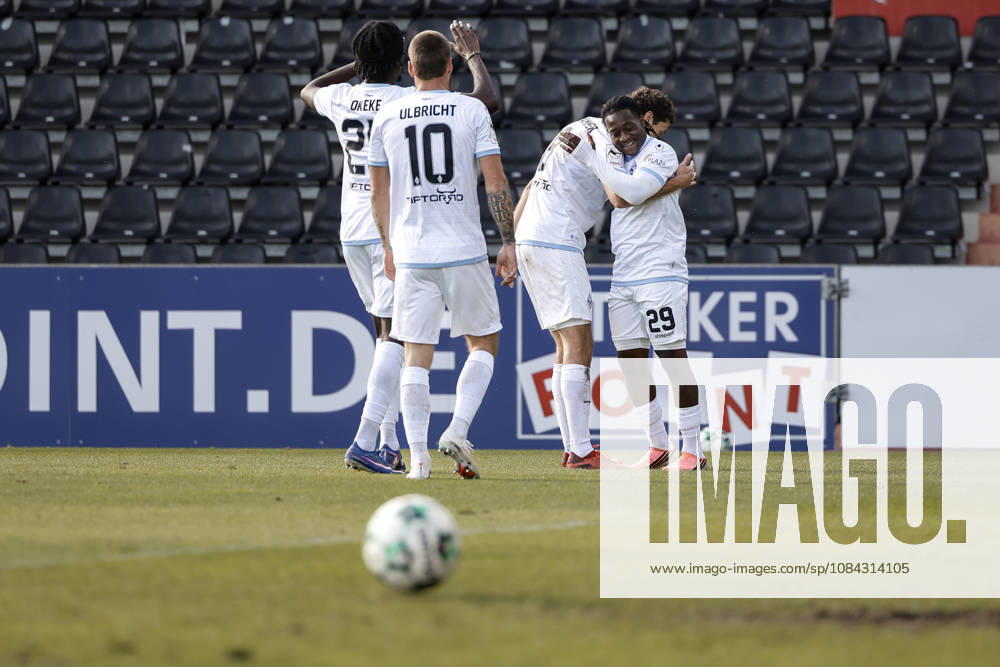 Fussball 3.Liga, SG Sonnenhof Grossaspach - SV Waldhof Mannheim v.l. jubel über das 3:1 durch Nolan Muteba (SV Waldhof Mannheim, 29)