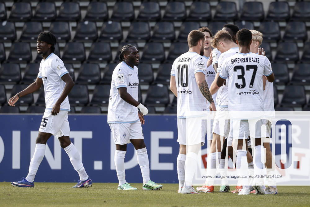 Fussball 3.Liga, SG Sonnenhof Grossaspach - SV Waldhof Mannheim v.l. jubel über das 3:1 durch Nolan Muteba (SV Waldhof Mannheim, 29)