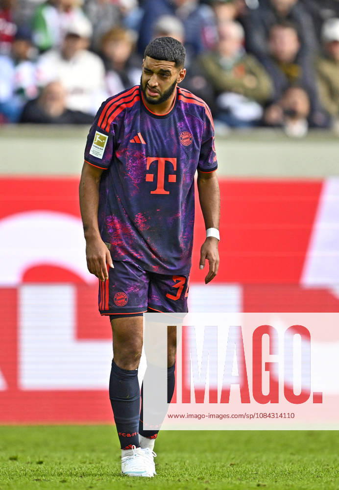 Fussball Bundesliga 2026 2027, 5.Spieltag, FC Augsburg - FC Bayern München, in der WWK-Arena Augsburg, Ismael Saibari (FC Bayern München) hat Probleme mit den Augen.