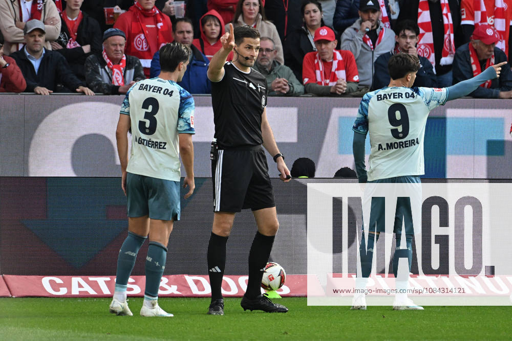 Fussball 1.Bundesliga, FSV Mainz 05 - Bayer 04 Leverkusen v.l. Miguel Gutierrez (Bayer 04 Leverkusen) Schiedsrichter Referee Max Burda Afonso Bastardo Moreira (Bayer 04 Leverkusen) Mainz
