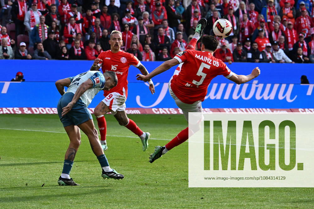 Fussball 1.Bundesliga, FSV Mainz 05 - Bayer 04 Leverkusen v.l. Facundo Medina (Bayer 04 Leverkusen) Eric Martel (FSV Mainz 05) Zweikampf, Aktion, action, battle for the ball Mainz