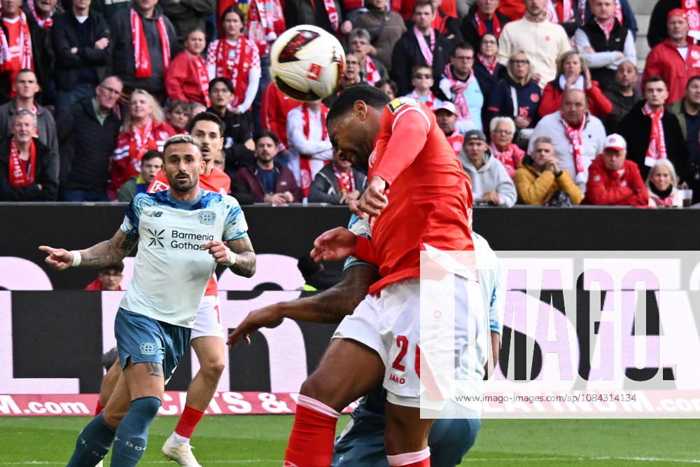 Fussball 1.Bundesliga, FSV Mainz 05 - Bayer 04 Leverkusen v.l. Philipp Mwene (FSV Mainz 05) Mainz