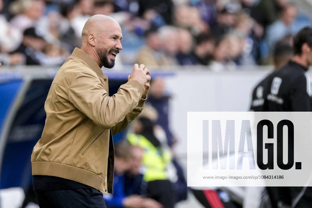 Christian Ilzer (Trainer, Cheftrainer, Hoffenheim), gibt Anweisungen, gestikuliert, mit den Armen gestikulieren, Einzelbild, Einzelfoto, Aktion, Action, 10.10.2026, Sinsheim (Deutschland), Fussball, Bundesliga, TSG 1899 Hoffenheim - Hamburger SV, DFB DFL REGULATIONS PROHIBIT ANY USE OF PHOTOGRAPHS AS IMAGE SEQUENCES AND OR QUASI-VIDEO.