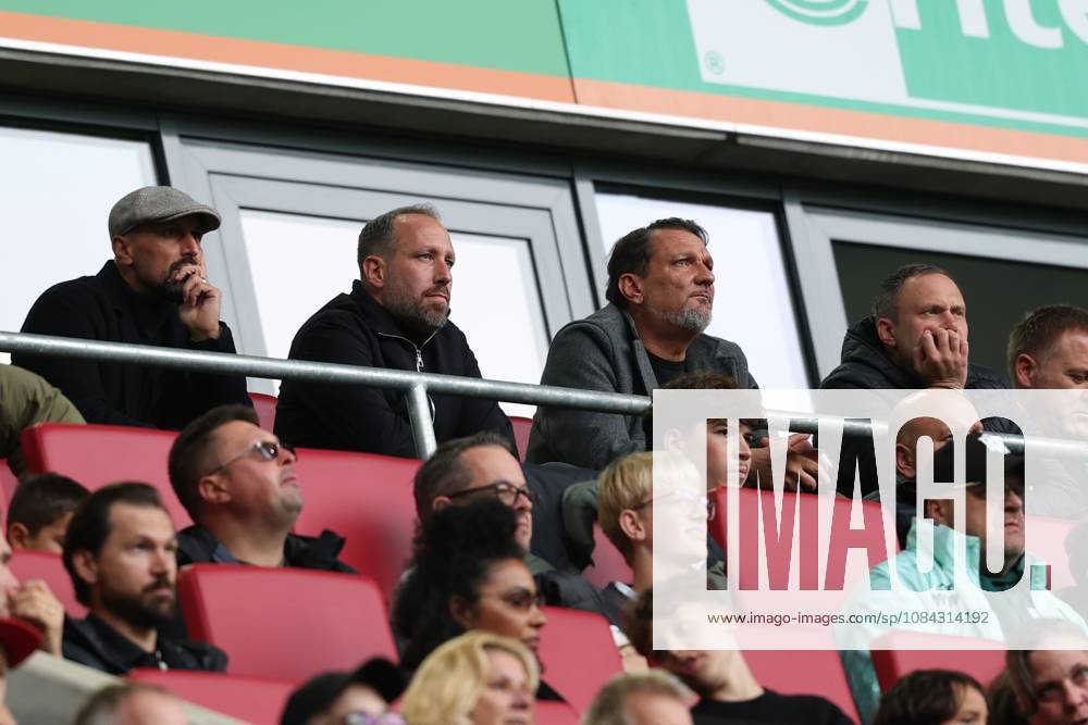 Geschaeftsfuehrer Finanzen Michael Stroell (FC Augsburg), Praesident Markus Krapf (FC Augsburg), FC Augsburg vs. FC Bayern Muenchen, Fussball, 1. Bundesliga, 5. Spieltag, 10.10.2026 DFB DFL regulations prohibit any use of photographs as image sequences and or quasi-video Augsburg Bayern Deutschland