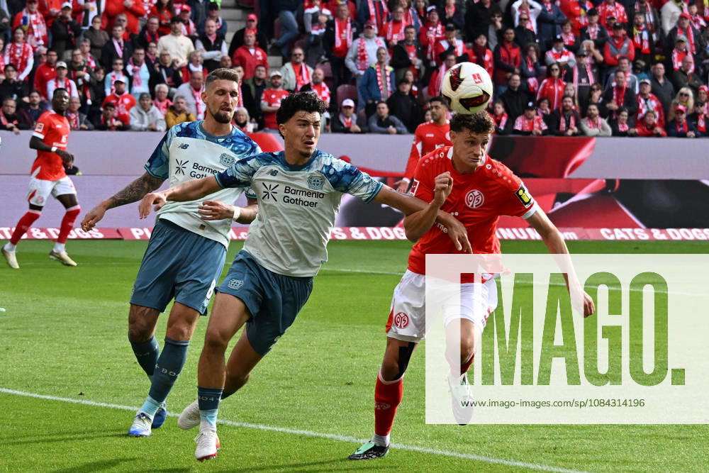 Fussball 1.Bundesliga, FSV Mainz 05 - Bayer 04 Leverkusen v.l. Ibrahim Maza (Bayer 04 Leverkusen) Eric Martel (FSV Mainz 05) Zweikampf, Aktion, action, battle for the ball Mainz