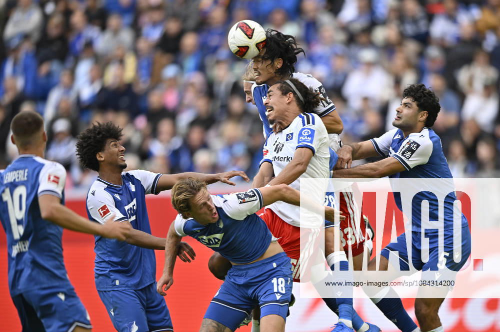 Strafraumszene, Torraumszene Kopfballduell Zweikampf Aktion Koki Machida TSG 1899 Hoffenheim (28) gegen Yussuf Poulsen Hamburger SV HSV (15) TSG 1899 Hoffenheim vs Hamburger SV HSV 10.10.2026 DFL REGULATIONS PROHIBIT ANY USE OF PHOTOGRAPHS AS IMAGE SEQUENCES AND OR QUASI-VIDEO TSG 1899 Hoffenheim vs Hamburger SV HSV
