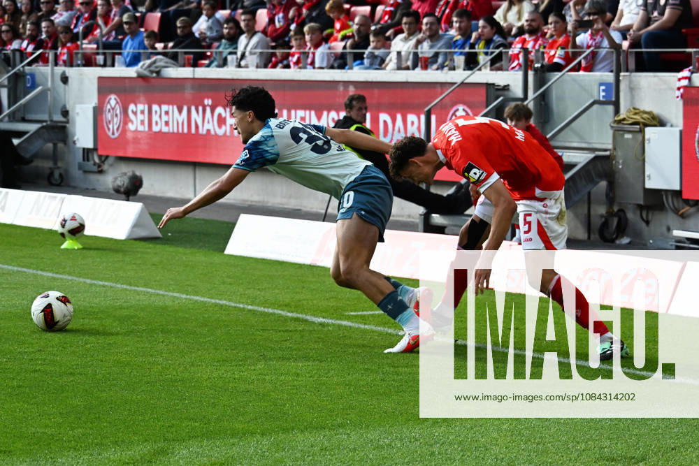 Fussball 1.Bundesliga, FSV Mainz 05 - Bayer 04 Leverkusen v.l. Ibrahim Maza (Bayer 04 Leverkusen) Eric Martel (FSV Mainz 05) Zweikampf, Aktion, action, battle for the ball Mainz