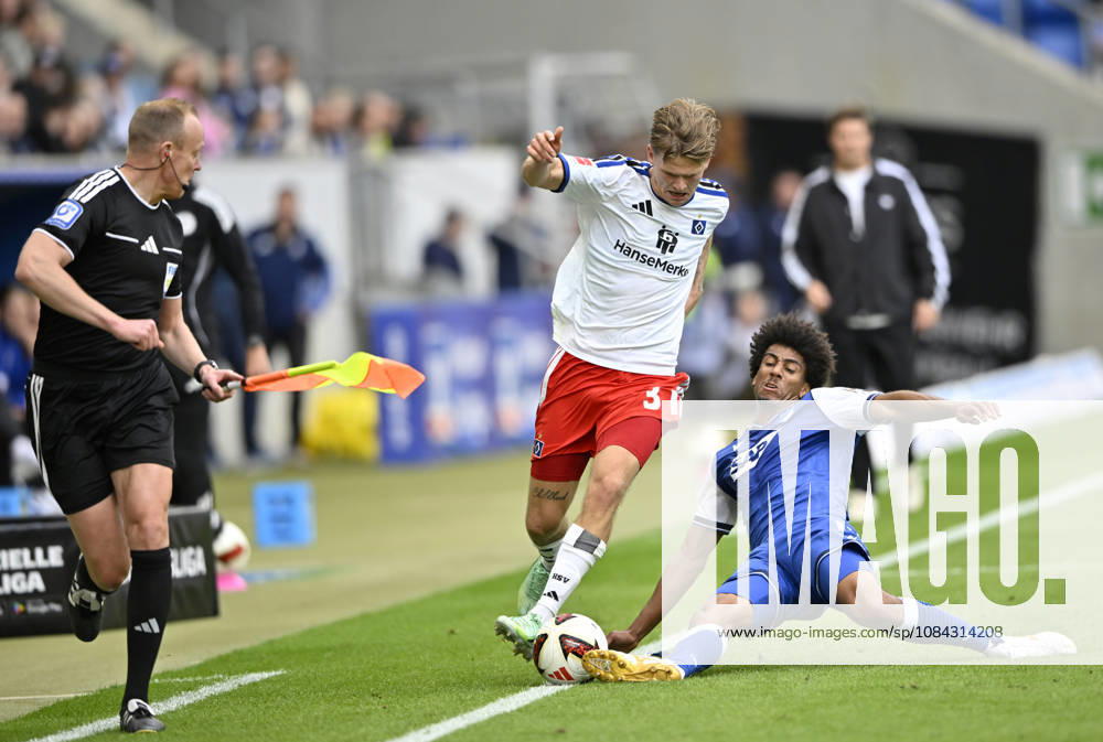 Zweikampf, Aktion Bernardo TSG 1899 Hoffenheim (13) gegen David Moeller Wolfe Hamburger SV HSV (03) Schiedsrichterassistent Linienrichter TSG 1899 Hoffenheim vs Hamburger SV HSV 10.10.2026 DFL REGULATIONS PROHIBIT ANY USE OF PHOTOGRAPHS AS IMAGE SEQUENCES AND OR QUASI-VIDEO TSG 1899 Hoffenheim vs Hamburger SV HSV