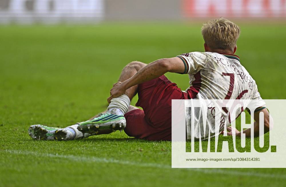 Fussball Bundesliga 2026 2027, 5.Spieltag, FC Augsburg - FC Bayern München, in der WWK-Arena Augsburg, Hennes Behrens (FC Augsburg) mit einer langen Wunde am Fuß