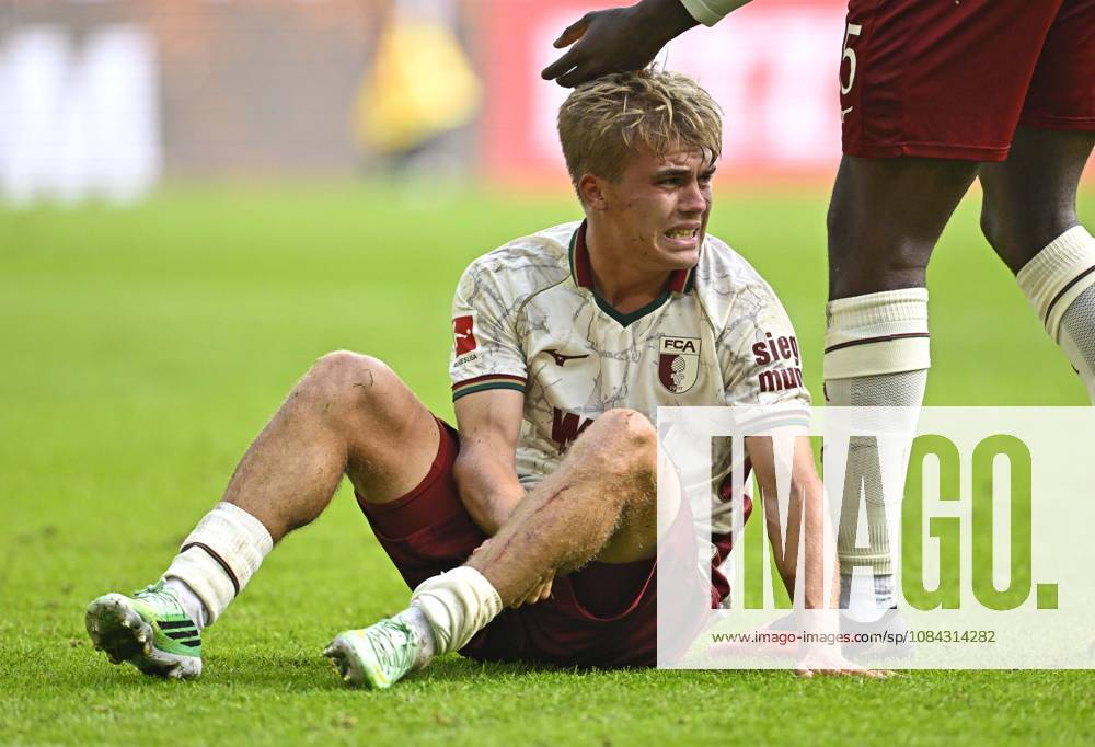 Fussball Bundesliga 2026 2027, 5.Spieltag, FC Augsburg - FC Bayern München, in der WWK-Arena Augsburg, Hennes Behrens (FC Augsburg) mit einer langen Wunde am Fuß
